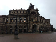 ゼンパーオーパーだったかな？

https://www.semperoper.de/en/haus/geschichte-der-semperoper.html