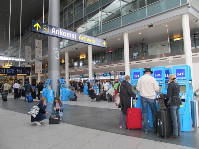 スカンジナビア・エア(SAS)のセルフチェックイン機があり、すぐにチェックイン完了。