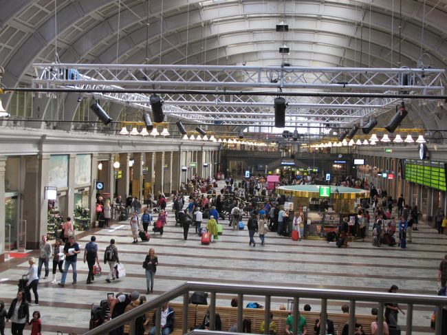 旧市街＝ガムラスタン島へは、旅の最初に来ているので楽勝。<br /><br />シティ・ターミナルのすぐ前方にある「ストックホルム中央駅」を抜けて、<br />