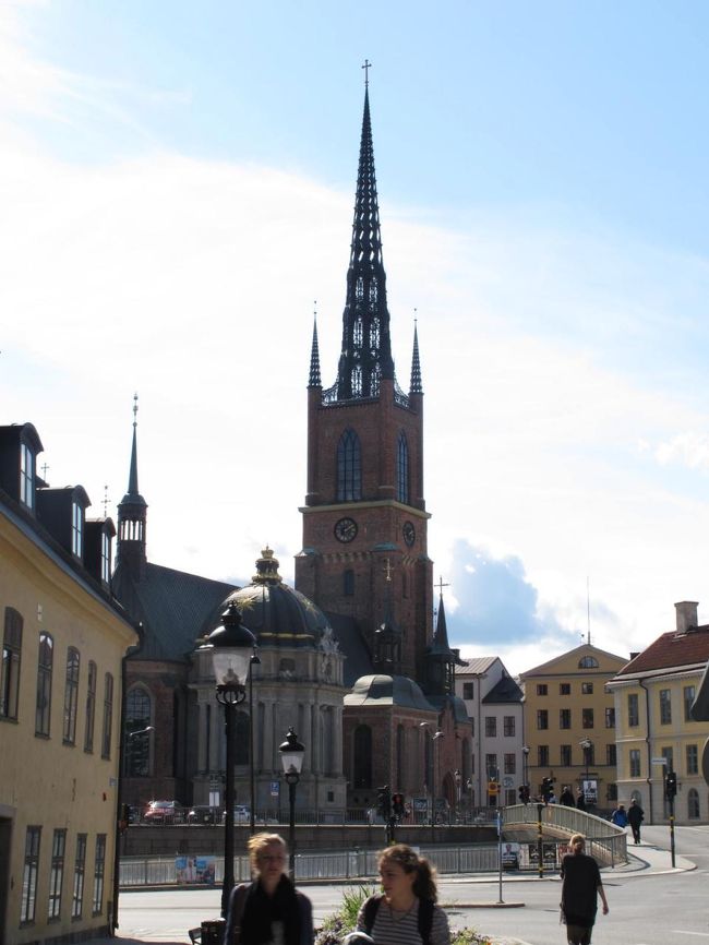 リッダーホルメン教会に着きました。。。逆光がキツイ。