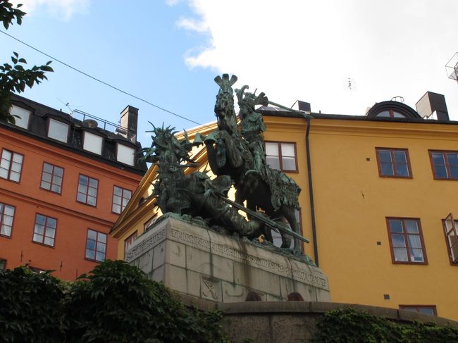 大広場の奥にある像