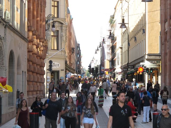 国会議事堂の通りを抜けると、ストックホルムで一番賑やかな「ドロットニング・ガータン通り」に続いている。