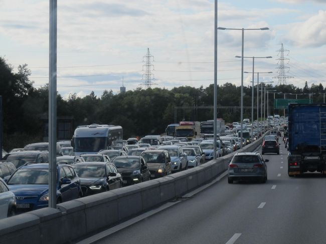珍しく反対車線は延々と大渋滞。事故かな？　巻き込まれたら大変だ。
