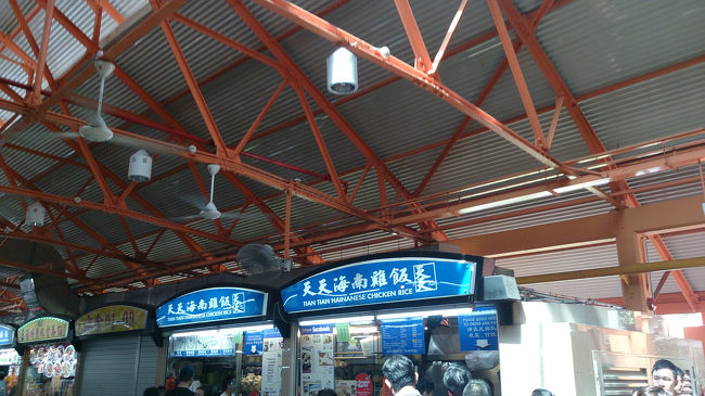 このお店のチキンライスを食べました♪ <br />一番行列が出来ていました。<br />チキンハーフ、ライス、青菜のオイスターソース炒めどれも美味しく食べました。<br />チキンライスと合わせて近くにあったお店でライムジュースとオレンジジュースを購入。<br />ジュースもさっぱりしてて美味しかったです。