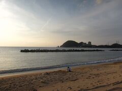 ぶーてん＞帰りは原発のすぐ近くにある水晶浜へ。
遠くに見えているのが美浜原発。
静かな砂浜でとってもきれい。
ぼぼ＞白い砂の素敵な場所だったよねー。
水もすごく綺麗だったし、日本海なのに波もすごく穏やかだったよ。