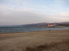 ぶーてん＞その前に、もうひとつ寄り道。
近くにあった気比の松原へ。
さっきの海岸が素晴らしかったのであまり大きな感動はなかったかな〜。
ぼぼ＞まあ目的がちがったからねー。自分らにとってみたら、今のところ単なる松の生えた浜ってだけなん。
でもさ、松って塩水で生息できるんかね。