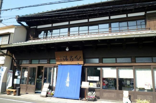 風情のあるお店が並んでいます。