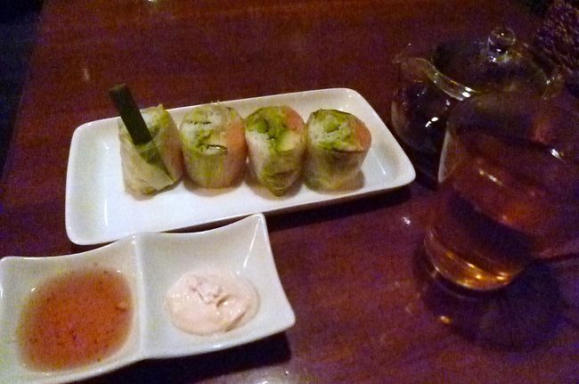 アボカドとサーモンの生春巻き。<br />ハス茶。
