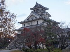 ホテルの隣は長浜城のある豊公園です。
４月に来たときは桜、今回は紅葉が楽しめました。