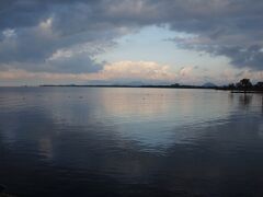 長浜城及びホテルの裏はすぐ琵琶湖となっており景色が楽しめます。
この日は風もなく波一つたっていません。