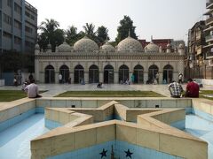 グリスタン・バスターミナルから40分近く歩いて「スター・モスジット」に到着。
ムガル帝国時代の18世紀に創建されたモスクです。