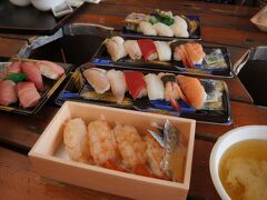 若狭フィッシャーマンズワーフ の「とれとれ寿司」でお寿司を買って食べました。無料の味噌汁が海老が入っておいしかったです。