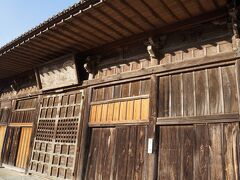 遠敷川の流れる国分の地に若狭国分寺跡があります。金堂跡に小さな釈迦堂が建っていますが堂内には鎌倉期に造立された釈迦如来の大仏が安置されています。
