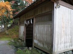 この井戸で組んだ香水を遠敷川の上流の鵜の瀬というところに流すのがお水送りの儀式だそうです。