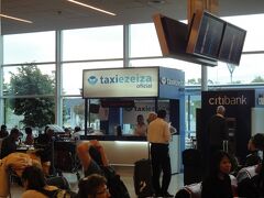 ブエノスアイレスに到着

2つ空港がある内のエセイサ国際空港の方です


市街までは車で1時間程

空港バスで移動する予定なので
乗り場を探します

写真は到着ロビーを出た所にある空港タクシーカウンター



エレイサ空港 空港タクシー
http://www.taxiezeiza.com.ar/eng