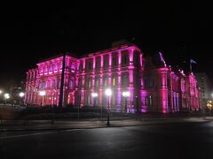 その後、
夕食兼タンゴ鑑賞のため、モンセラート地区方面へ

写真はネオンでピンク色に光る
大統領府（カサ・ロサーダ） La Casa de Gobierno