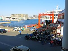 鋸山への近道は、神奈川県の久里浜港から東京湾を横断して金谷港に渡る海上ルート。

京急久里浜から港まではバス。京浜急行では、京急線各駅から京急久里浜までの電車＋港までのバス＋フェリー乗船券がセットになった切符を販売しているので、これを利用。

港にて。
金谷からのフェリーが到着すると、ゲートから次々とクルマが吐き出されていく。