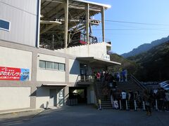 港から鋸山ロープウェイ乗り場までは徒歩15分くらいか。
今回はお気楽な散歩のつもりだったので、これで一気に山頂へ。

既に長蛇の列。全く予想していなかったのでかなりひるむ。

ちなみにロープウェイの運転間隔は通常15分。
ところが今回はかなり混雑していたので、5分間隔で運行していた。