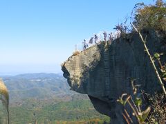 さて、有名な「地獄のぞき」
確かに、絶壁からせり出した部分は、こうやって見ているだけでもスリルがある。先端に向かって下り勾配と言うのも泣ける。