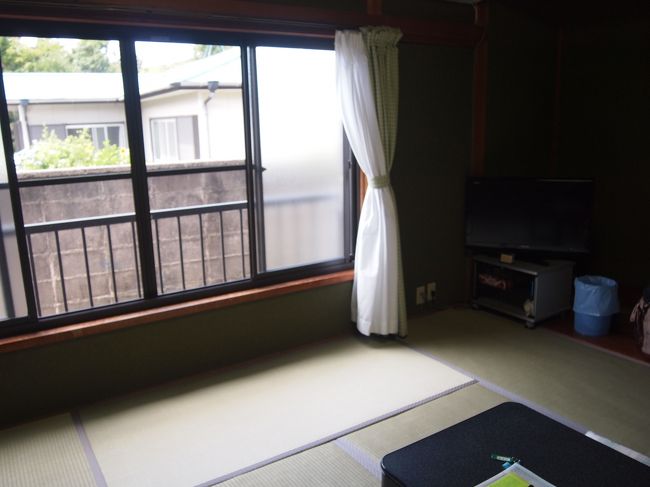 お部屋は和室と洋室があります。私たちは和室でした。<br />室内に物干しスペースとハンガーが用意してあります。<br />部屋で荷物を広げていると、スタッフの方が麦茶と島の地図を持ってきて説明をしてくれました。