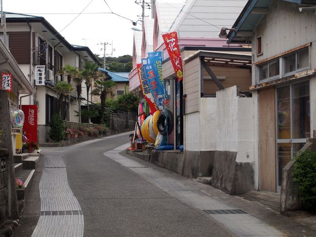 お昼も済んだので、<br />とりあえず界隈を散策します。ピンクの目立つお店を発見。<br />このあと何回かお世話になるお土産屋さん（井上みやげ店さん）です。なぜなら、宿にここの割引券がいっぱい置いてあったので。<br />