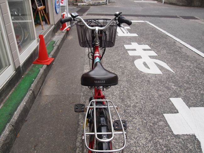 電動アシストと普通の自転車とあります。私は生まれて初めて電動アシストにチャレンジ！！坂道がすごく楽です！！<br />相方は最初に普通の自転車で行こうとしてましたが、おっちゃんのごり押し(笑)で結局二人とも電動アシストに。1.5日で１台3500円でした。
