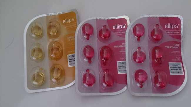 ムスファタセンターで買ったもの。<br />ellipsのトリートメント。<br />１つ1.90SG$<br />お土産に幾つか購入。<br />ボトル入りもあり10.50SG$。<br />ムスタファセンターはお土産を買うのには安くて最高の場所でした。<br />クレジットカードも使えました☆<br />ものが多すぎて何を買うのか迷ってしまいますが何度も行きたくなる場所です♪<br />子供はベビーカーで寝てくれていて良かったのですが途中起きてしまい機嫌が悪かったのでタクシーで帰ろうと思いタクシー乗り場へ。タクシー乗り場は多くの人が並んでいて30分以上並びやっと自分達の番が回ってきたのですが、行き先が近い私たちは中々タクシーに乗せてもらえず(泣)<br />後ろの人に次々と乗られて、タクシーに乗れるきがせず諦めて、次のタクシーで乗れなかったらMRTで戻ろうかと話していたところ後ろに並んでいた方が私たちが乗れないのを見かねてタクシーが来たら乗れ乗れ！！と誘導してくれました！！(´；ω；`)<br />涙が出そうな位嬉しく誘導してくれた方にお礼を良いやっとタクシーに乗りホテルに戻ることが出来ました(*^^*)