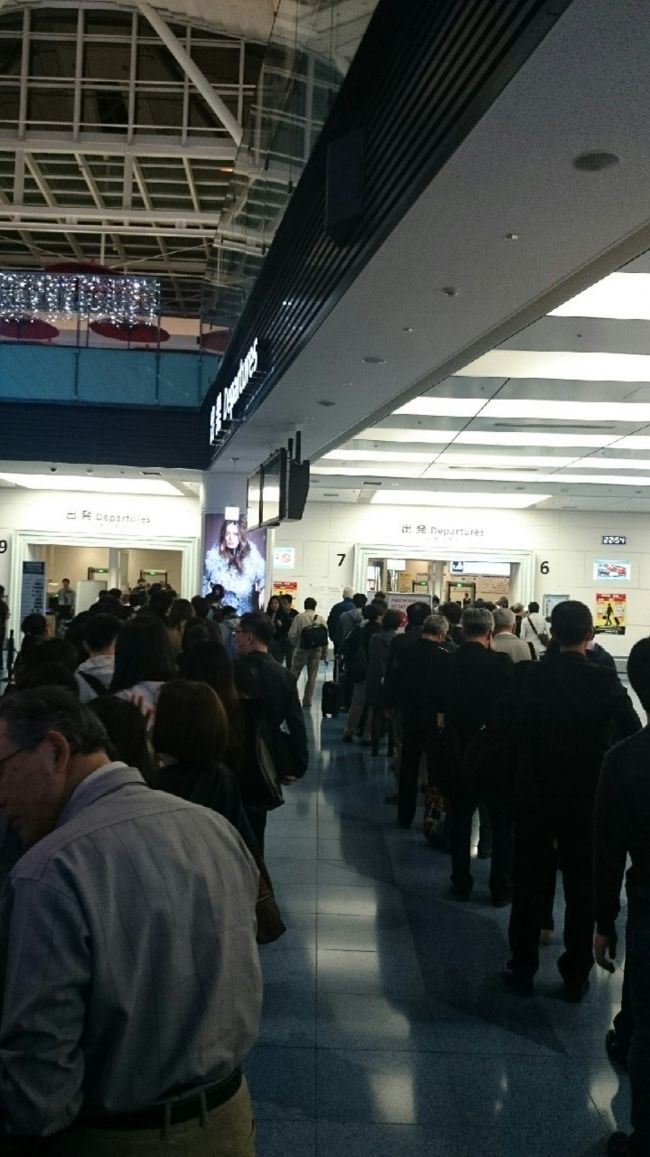 羽田空港は3連休の前の金曜日ということもあり手荷物検査は行列が出来てました。