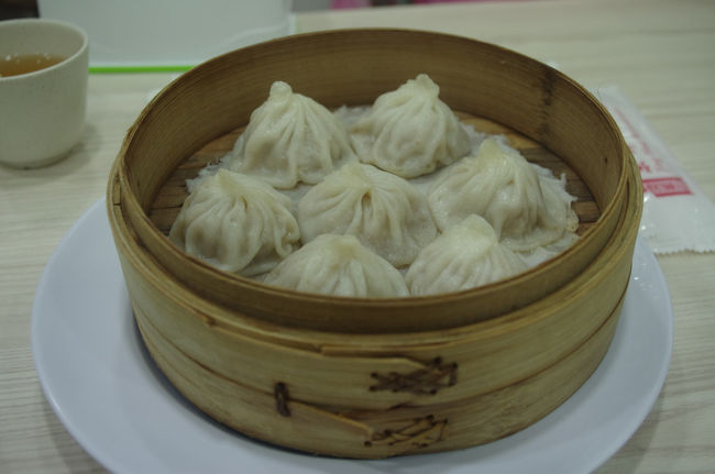 人の優しさに触れ感動しながらホテルに戻り少し休憩して夕食を食べに行きました。<br />ブギス駅の近くにある『京華小吃』にしました。<br />小籠包が美味しいと聞きいってみたかった場所。<br />日本人の方も結構来てました。<br />ブギスではあまり日本人に会わなかったのでこの店で初めて日本人に会った気がします。<br />メニューは日本語も書いてあり自分で数量を書いて渡す仕組みでした。