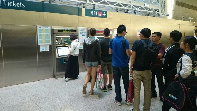 MRTの券売機。<br />路線図が出てきて行きたい駅を押すと金額が出てきます。<br />英語でしたがスムーズに買えました♪