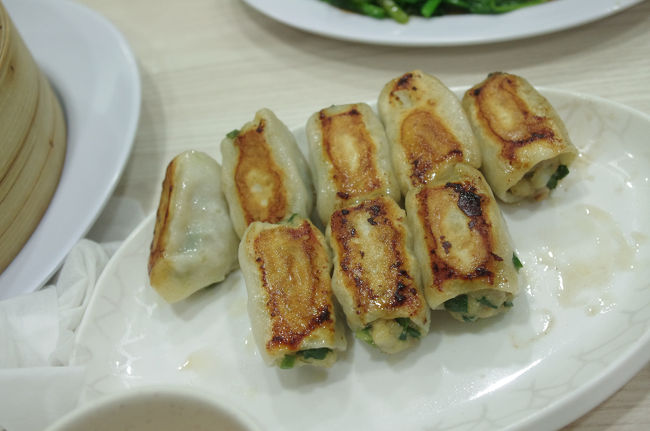 焼き餃子。<br />小籠包より焼き餃子のほうが味が濃くて旦那さんはこっちのほうが好みと言ってました。<br />