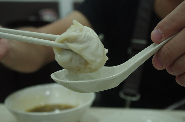 小籠包も肉汁たっぷりで美味しかったです。<br />焼き餃子SG$8<br />小籠包2個SG$14<br />酸辣面SG$5(写真なし)<br />↑あまり好みではなかったようです<br />ほうれん草炒めSG$8<br />中国茶2人分SG$2<br />落花生(お通し)SG$1<br />おしぼりSG$0.60<br />税とサービス料こみで <br />SG$45.45でした。<br /><br />夜はナイトサファリに行く予定でしたが到着日で疲れていたので子連れだし無理はしないということで明日のシンガポール動物園を楽しむために早めにホテルに戻ることにしました。<br />１日目終了。<br />明日はシンガポール動物園♪