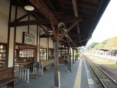 大隅横川駅

映画の撮影に使われそうな開業当時の古い木造駅舎がそのまま残されている