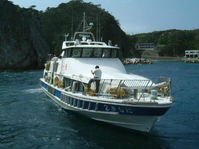 連絡船にしき。<br />新島と式根島をつないでいます。<br /><br />乗船時間は２０分ほどで、<br />一日３往復しております。<br /><br />