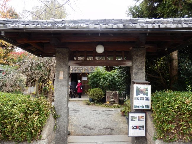 入口です。この門からして、立派な邸宅を漂わせます。中は今回の目的である橋本関雪の記念館があるのですが、右側にはフレンチレストランもあリます。では、入ります。