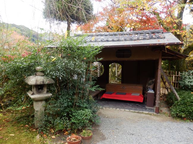 さらに左を見ると客人に待っていただくためのスペースがあります。峠の茶屋みたいな感じです。