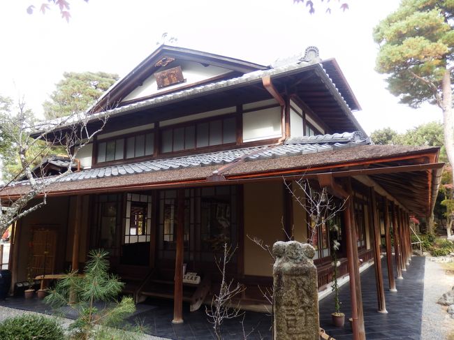 橋本関雪大画室「存古桜」です。この内部は撮影禁止ですが、見ることはできます。橋本関雪に関する様々な作品が飾っていました。それとともにこの建物からお庭全体をみるとまた格別です。