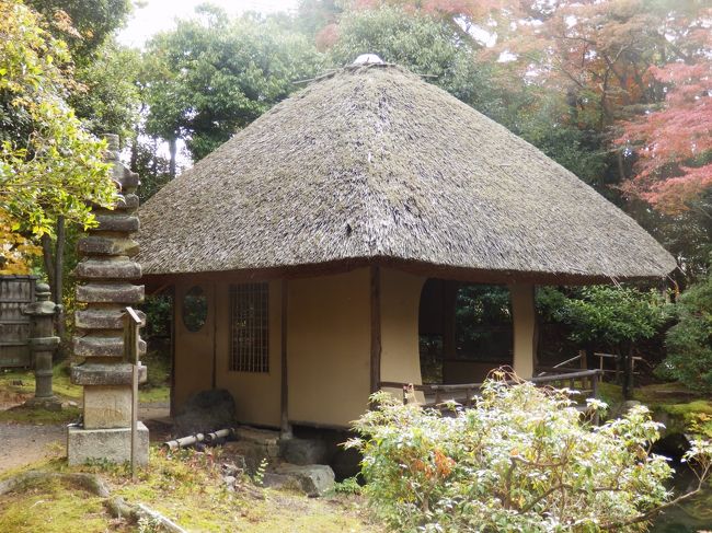 妙紡亭です。この建物も非公開です。池の奥にあり、ひっそりと立っています。