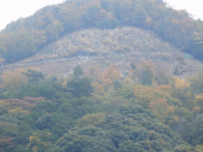 先ほどの写真をズームアップしたところです。お盆にあるとここに火をともすのかと想像できるくらい良く見えます。このバルコニーでゆっくり五山の送り火をみるのも風流だなあと感じた今日この頃です。