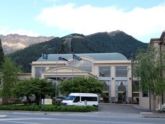 さて、ここからはホテルの紹介です。

Millennium Hotel Queenstown

坂の上にあるホテルです。
街の中心部への行き帰り（特に帰り）は坂道がかなりキツイです。
ホテルから街の中心まではゆっくり歩いて１０分くらい。