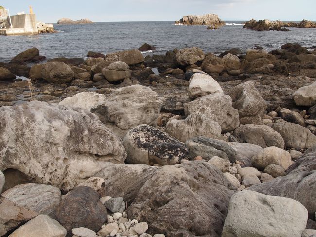 夕飯の時間になりそうなので、足附温泉をみて帰ります。ものすごい坂を下りるとみえてきました。岩場です。外なのでもちろん水着着用です。どうやら海水と混ざって程よい温度のところを選んで入るみたいです。それにしても、半端ない数のフナ虫が・・・・