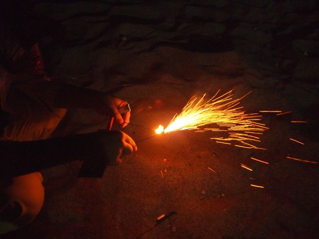 石白川海水浴場でさっそく花火です。昼間の店で買っておきました。<br />宿の方にバケツをお借りしていざ。