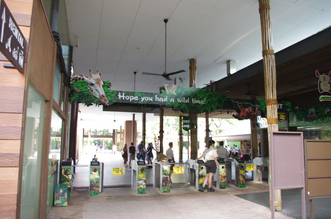 動物園に入ったところ。<br />朝早かったのでお客さんはまだ少なめでした。朝食を食べるアーメンレストランへ向かいます。