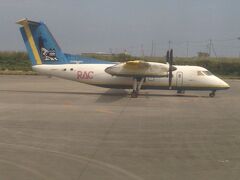 宮古空港到着です。石垣最終便と同じ型の機材が飛んでいました。