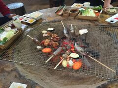 炭火焼きスタイルの薬膳料理、地鶏かやまめのコース料理です。