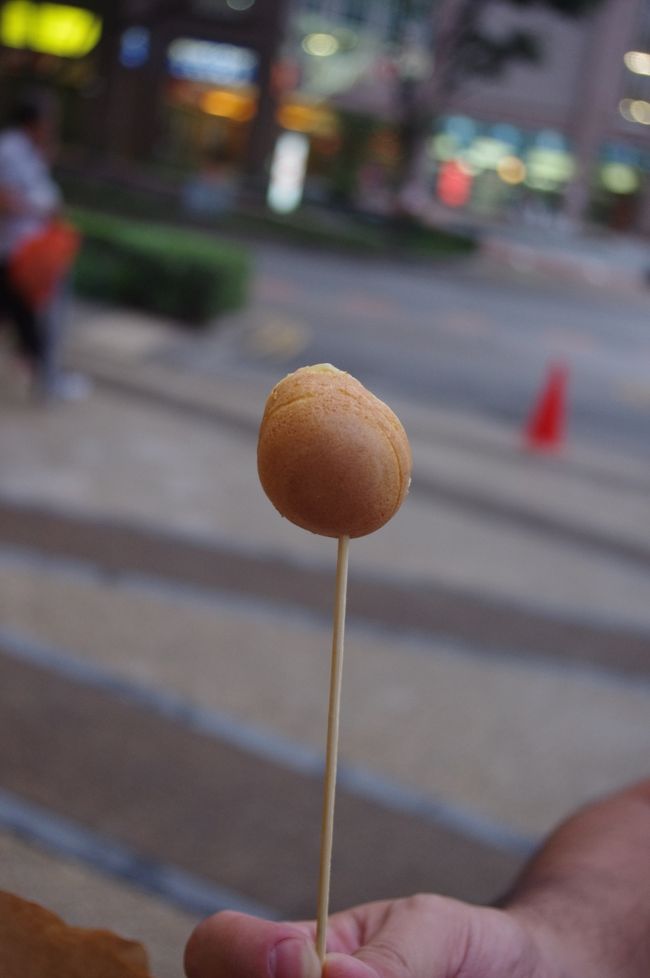 このカヤボールが美味しかった！！<br />7個ぐらい入ってSG$2.50<br />カヤトーストを食べれなかったのでカヤボール食べれて良かったです♪<br />シンガポールで一番美味しかったと言ってもいいくらい。<br />もう一つ買えば良かったなー。