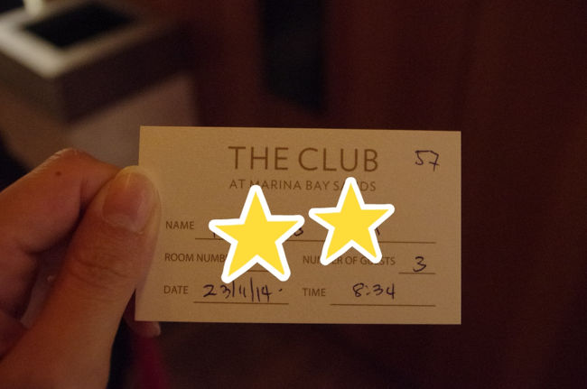 ホテルに戻りシャワーを浴びてホテルをチェックアウト。<br />MRTでベイフロントへ。<br />マリーナベイサンズへ向かいました。<br />タワー1にあるRISEで予約を確認後写真のカードをもらいました。 <br />これがないとプールサイドに入れません。<br />いよいよ57階へ向かいます。<br />