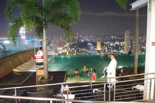 マリーナベイサンズ57階プールへやって来ました。<br />沢山の人が泳いでいて夜景を楽しんでいました。<br />ホテルに荷物を預けて来ようと思っていましたがマリーナベイサンズの夜景をゆっくり楽しみたくスーツケースをゴロゴロ持っていきました。<br />恥ずかしかったけどしょうがない。。。