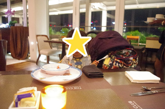 レストランに着き受付で荷物を預かってもらいました。<br />子供用の皿も用意してくれていました。