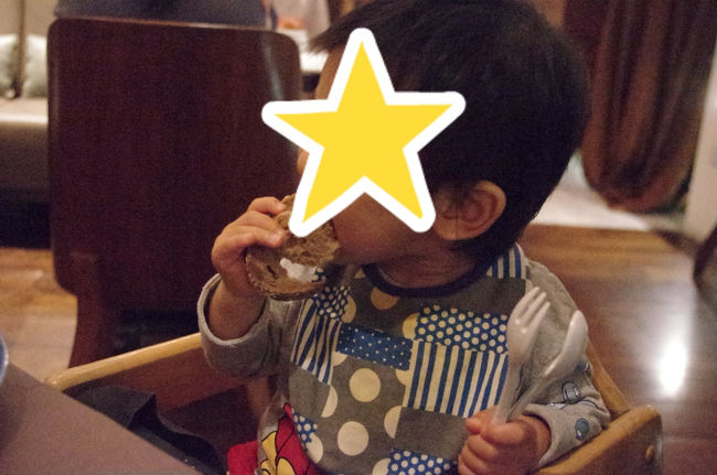 子供にはまだチョコは食べさせていないのでパンをあげました。<br />美味しかったらしく何個も食べてました。